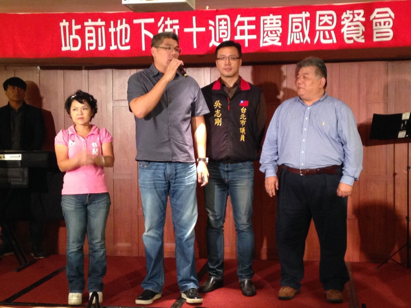 國民黨籍台北市長候選人連勝文今(27)日晚間出席站前地下街10週年慶感恩餐會。圖：劉奕霆/攝   