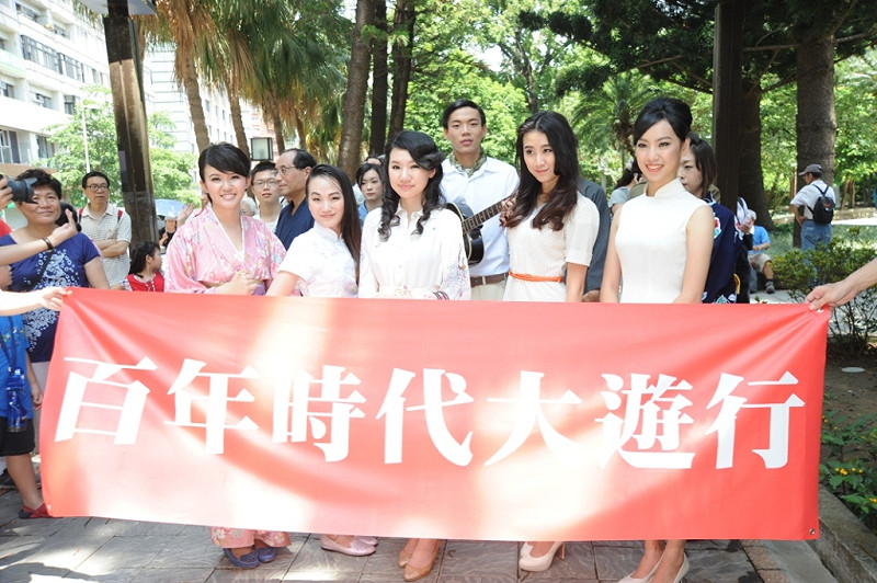 民眾COSPLAY扮裝在北投公園進行百年時代大遊行。圖片來源：觀傳局提供&nbsp;&nbsp;&nbsp;