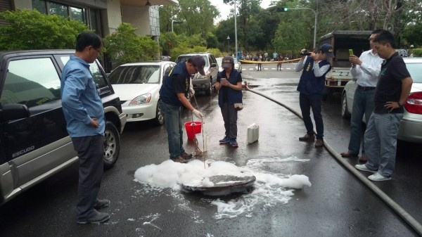 高雄前鎮區翠亨北路沿路約20公尺3個人孔蓋21日突然冒出白泡泡，環保局現場採樣，將查驗泡沫成分。圖：高雄水利局提供   