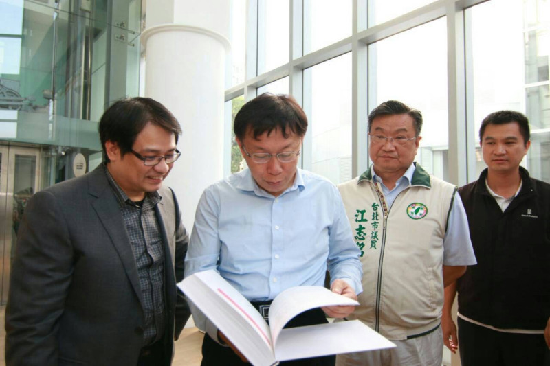 無黨籍台北市長參選人柯文哲下午前往內湖尊采藝術中心與藝術家進行座談。圖：柯文哲辦公室提供   