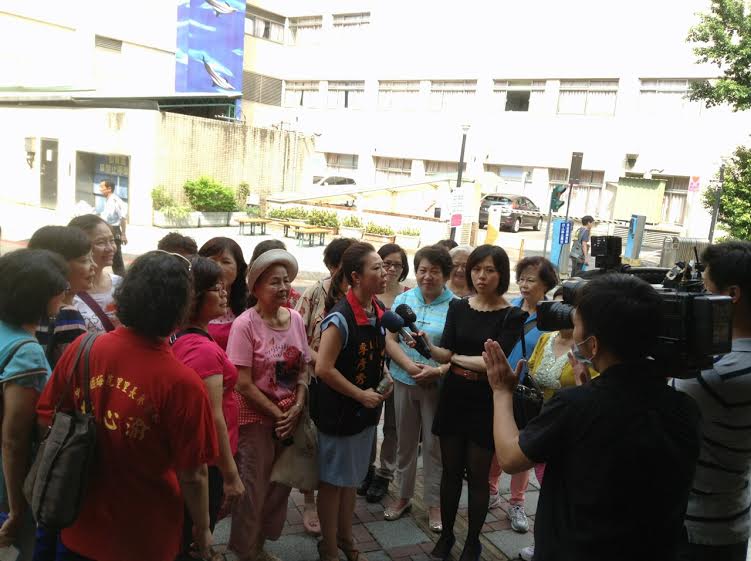 中國國民黨婦女部主任李彥秀今(10)天前往台北市立婦幼醫院向婦產科醫護人員獻花致敬，並譴責台北市長候選人柯文哲不尊重女性與婦產科醫師的言論。圖：國民黨文傳會提供   