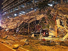 台中市金典酒店15日晚間6時40分左右發生施工鷹架倒塌意外，初步瞭解有2名經過的機車騎士遭掉落物壓傷送醫，其中1人有生命危險。圖片來源：中央社   