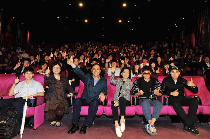 新北市長朱立倫今(9)日出席《念念》電影特映會時，被媒體追問是否出席5月上海舉行的國共論壇。圖：新北市政府提供   