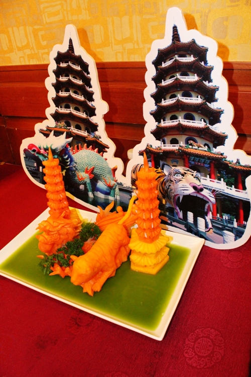 用水果雕出的左營蓮池潭的龍虎塔，在上海旅展中成為行銷高雄的一大賣點。圖片來源：高雄市政府   