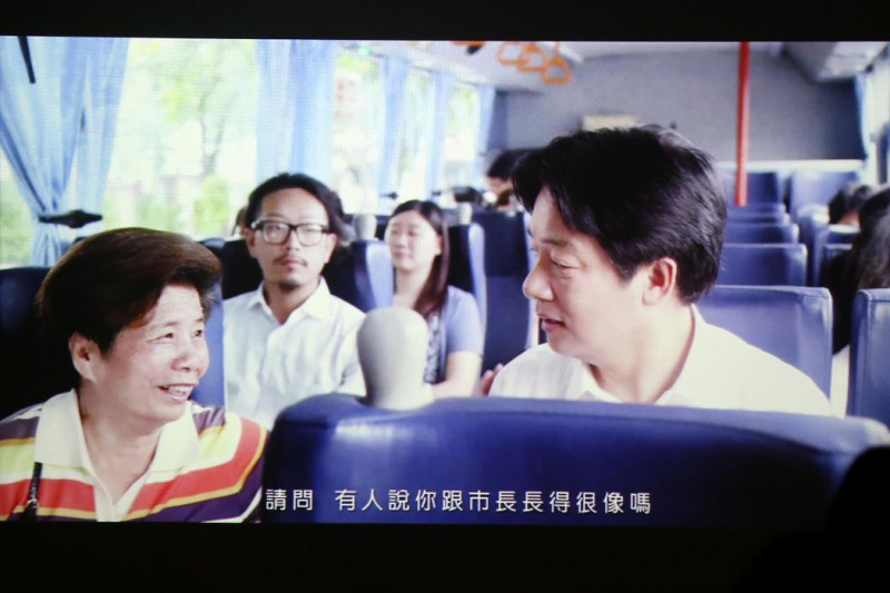 「大台南公車輕旅行」電視廣告以「公車」當主題，由台南市賴清德和多位素人演員共同演出。圖：黃博郎/翻攝   