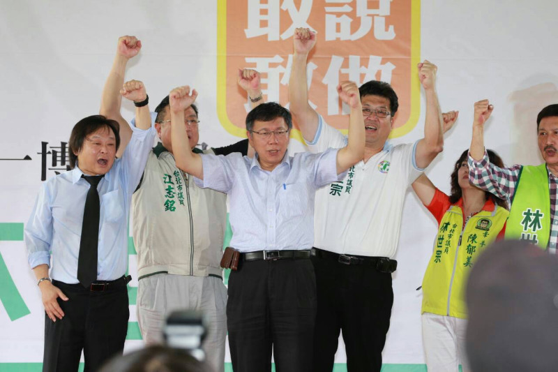 無黨籍台北市長參選人柯文哲今（31）天表示，朱立倫也說有機會可以去拜訪，他在想也許坐一趟307，2個鐘頭在車上好好談一談也是個方法。圖：柯文哲競選辦公室提供   