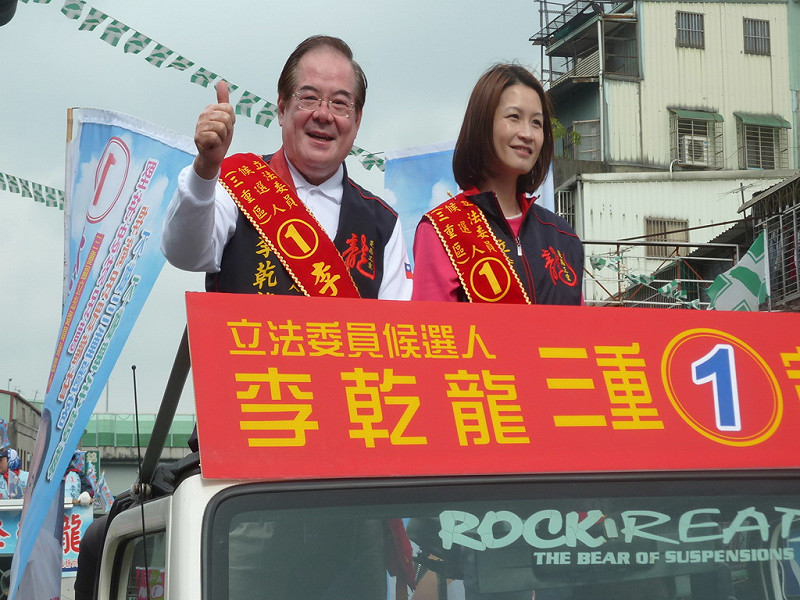 國民黨的立委候選人李乾龍3日則動員上百輛的計程車，在大女兒的陪同下進行車隊掃街。圖片：陳冠廷/攝&nbsp;&nbsp;&nbsp;