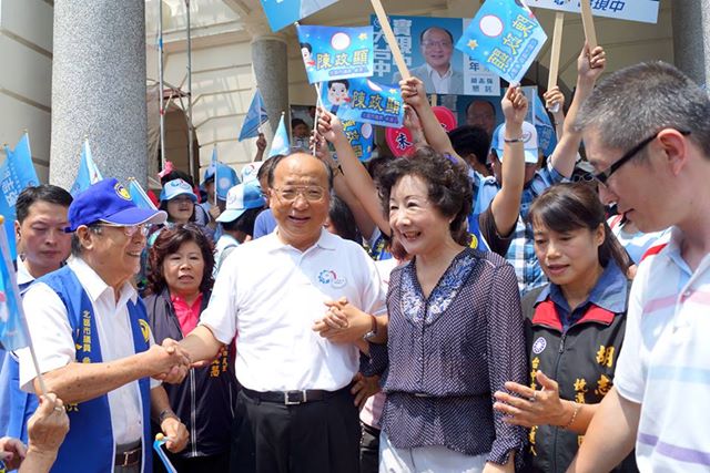胡志強2日在太太邵曉鈴及支持者的陪同下登記參選台中市長。圖：翻攝自胡志強加油讚網頁。   
