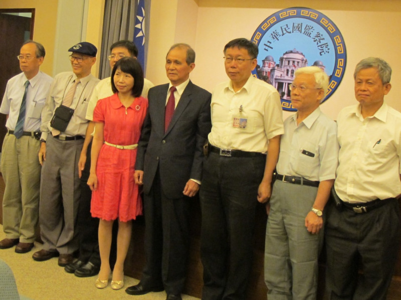 在野陣營台北市長參選人柯文哲31日參加監委黃煌雄送別記者會。圖：林朝億/攝   