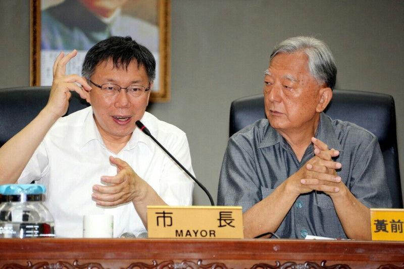 台北市長柯文哲19日於市政會議前請來前台北市長黃大洲（前排左），針對「田園城市」進行專題演講。圖：台北市政府提供   