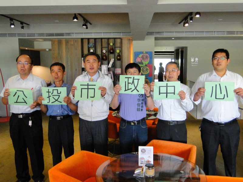 前立委李俊毅（左三）將發動台南新市政中心公投行動。圖：黃博郎/攝   