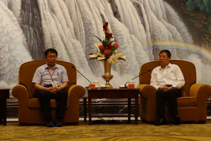 台北市長柯文哲17日下午4點抵達上海虹橋機場，隨即驅車前往興國賓館和上海市長楊雄見面，圖為2人在興國賓館坐下來進行對談。圖：劉奕霆/攝   