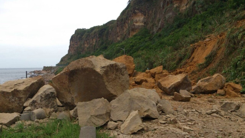 新北市萬里區野柳隧道北口的附近，8月30日下午發生嚴重的山崩，滿地巨大落石，造成交通的中斷。圖片來源：新北市政府消防局提供   