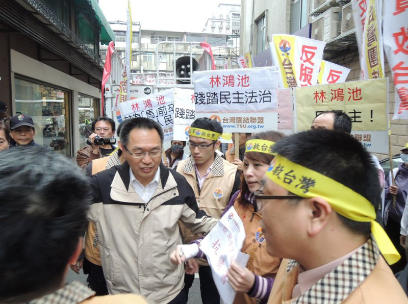 台灣團結聯盟的幹部、青年軍今（20）日前往立委林鴻池的板橋服務處抗議，痛批林鴻池挑釁學生、不遵守民主的法治，賤踏民主、賤踏全國人民。圖：陳冠廷/攝   