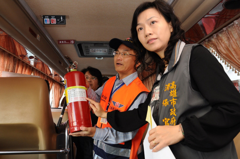 為維護春節期間旅運平安，高雄市消保官等相關單位查核大客車安全。圖片來源：高雄市政府提供。   