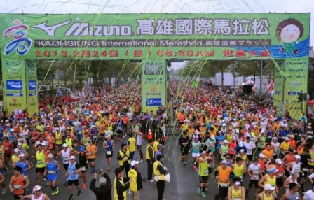 「2013MIZUNO高雄國際馬拉松」今(24)日以「嘉年華」式登場，共吸引3萬名國內外好手報名。圖：高雄市政府提供   