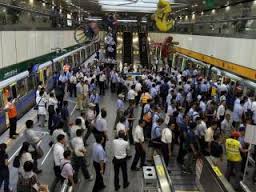 台北捷運今(8)天上午10時34分由北投開往象山方向列車，有旅客在行經石牌站時，按壓通話器通知司機員在第4、5節車廂冒出煙霧，疑似飄出不明刺激氣體，乘客出現咳嗽流淚的狀況。圖：中央社檔案照片   