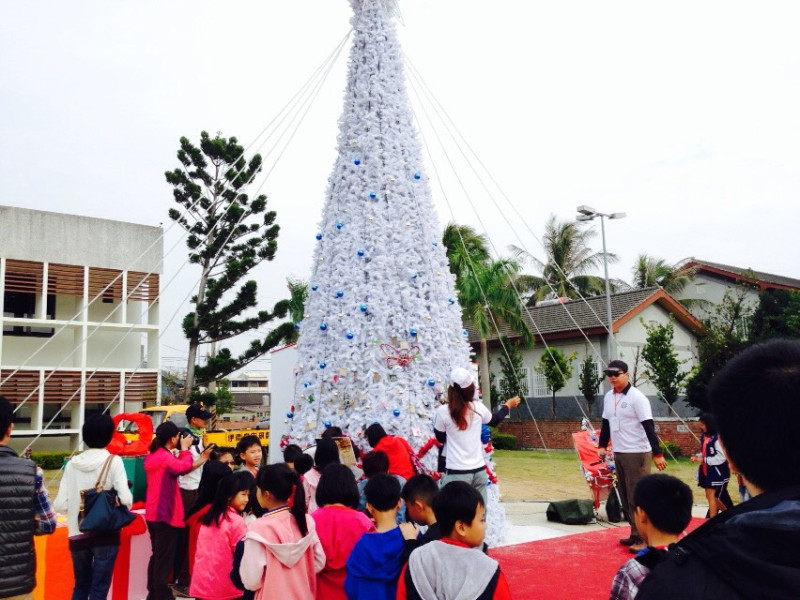 台南北門白色聖誕樹佈置完成後，即引來大批參觀人潮。圖：黃博郎/攝   