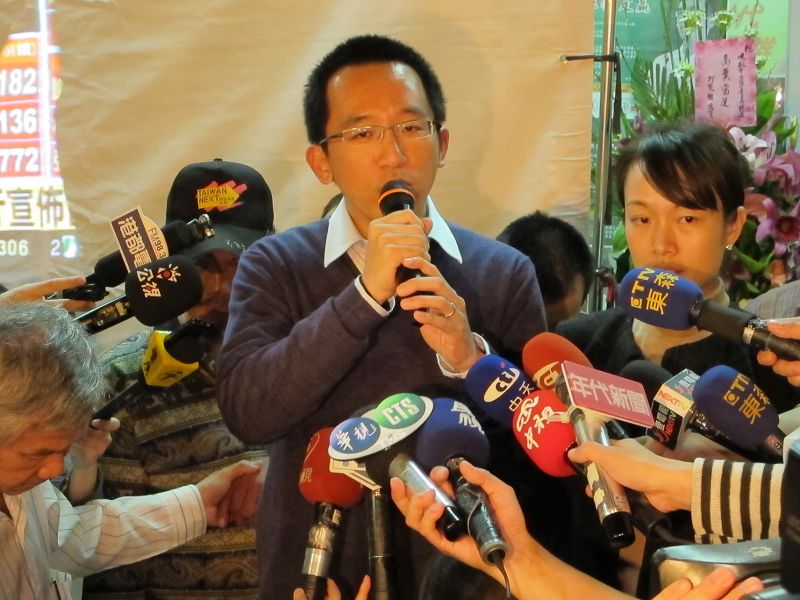 陳致中今晚召開記者會，表示扁家四代遭國民黨司法追殺，他是「進無路、退無步」，沒有別的選擇！ 圖片：胡宏志/攝   