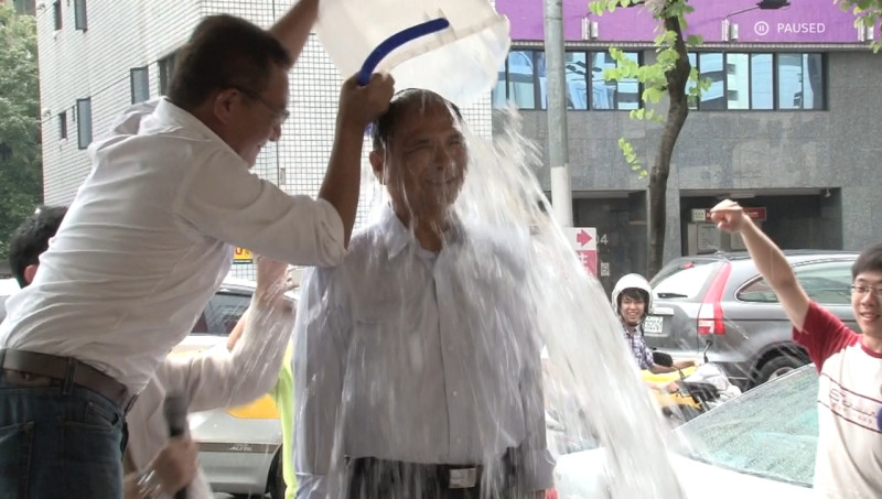 民進黨新北市長參選人游錫堃19日挑戰冰桶灌水，聲援漸凍人。圖：游錫堃辦公室提供   