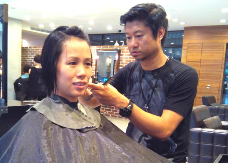 擔心長出白髮，林紫嫚日前拜託剪髮師父把秀髮剪了捐慈濟。圖5之3：林紫嫚提供   
