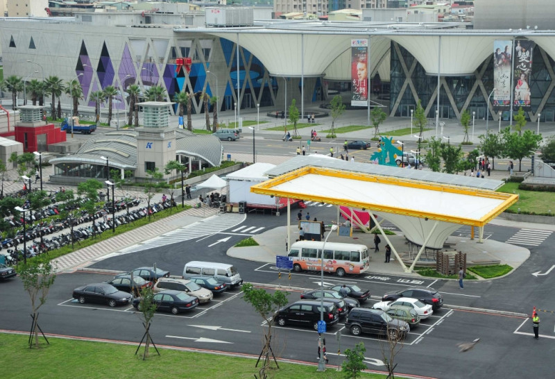 鳳山轉運站啟用造型與對面的大東文化藝術中心相呼應。圖片來源：高雄市政府   