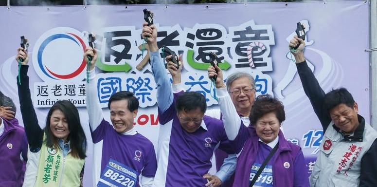 台北市長柯文哲6日上午出席2015返老還童國際路跑大賽。圖：中央社   