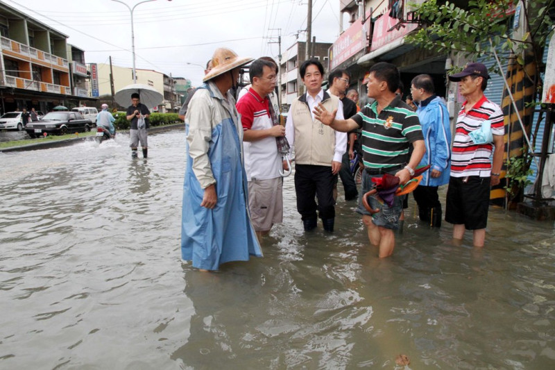 台南市長賴清德（左四）巡視淹水地區，聽取災民意見。圖：黃博郎/攝   