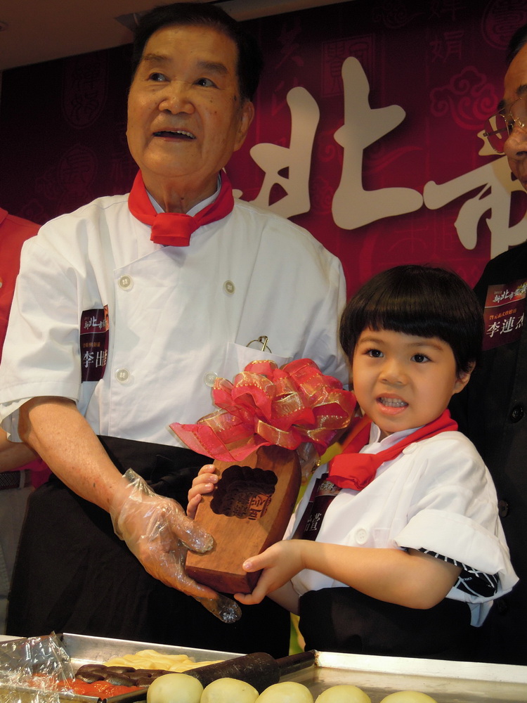 「勝吉利餅舖」第3代、年僅7歲的李怡萱，從小就跟著爺爺與父親一起製作蛋黃酥；李怡萱表示，未來希望能接下餅舖的生意。圖：陳冠廷/攝   