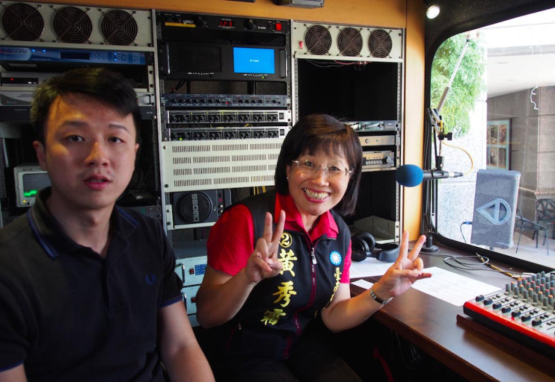 國民黨青年團至台南舉辦Kyoung Radio戶外開講系列活動，邀請國民黨籍台南市長候選人黃秀霜開講。圖：黃博郎/攝。   