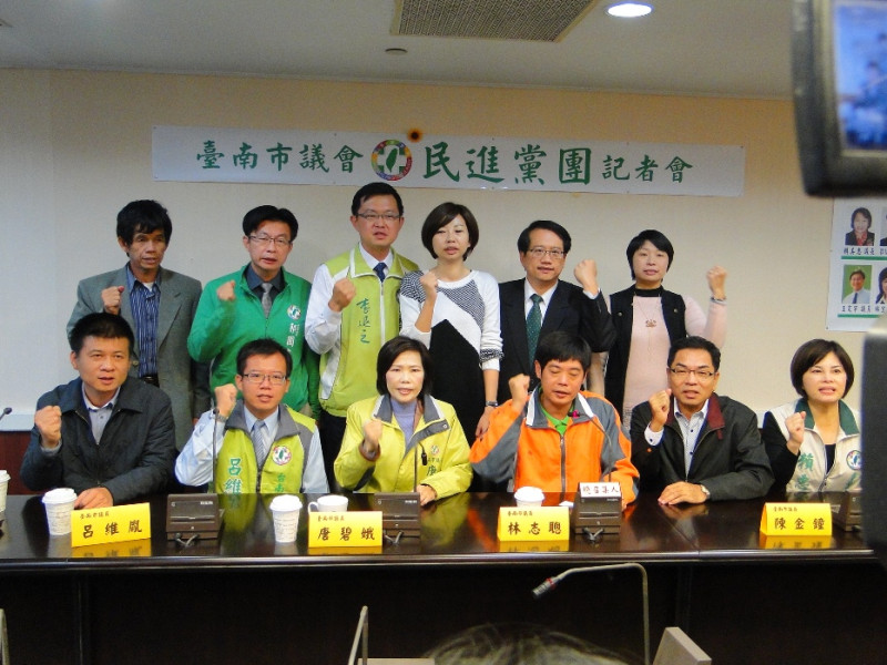 台南市議會民進黨團成員舉行記者會，表示將全力杯葛議會舉行臨時會。圖：黃博郎/攝   
