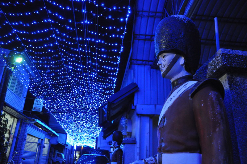 為迎接12月的聖誕季，屏東縣萬巒鄉萬金村的民眾已開始佈置聖誕燈飾。圖片來源：屏東縣政府提供。   