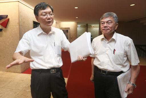 經濟部次長杜紫軍（左）和次長沈榮津（右）說明管線清查概況。圖：中央社   