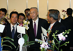 行政院長吳敦義（前右2）5日在台南市長賴清德（前右3）陪同下，前往台灣蘭花生物科技園區，參觀台灣國際蘭展。圖片來源：中央社。   