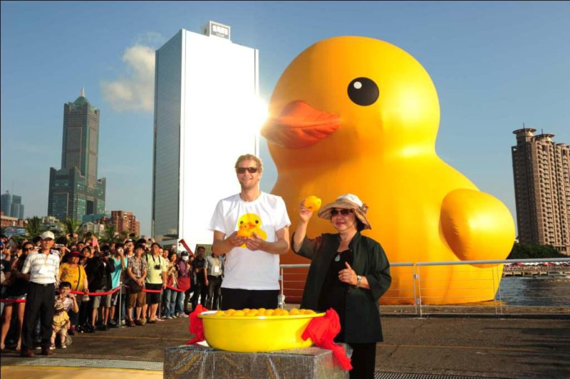 高雄市長陳菊與霍夫曼共同將迷你黃鴨放入大澡盆，共同宣告黃色小鴨進駐高雄。圖：高雄市政府提供   