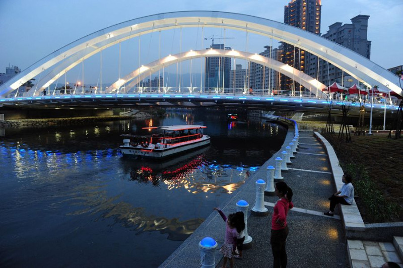 白色拱型的願景橋越夜越美麗。圖片來源：高雄市政府提供。   