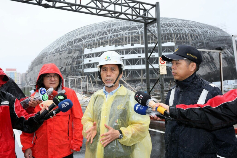 台北市副市長林欽榮和都發局長林洲民到大巨蛋工地。圖：台北市政府提供   