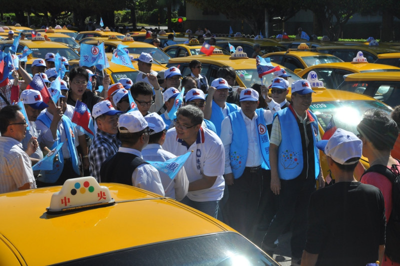 國民黨台北市長候選人連勝文今(23)日上午出席計程車相挺大會。圖：劉奕霆/攝。   