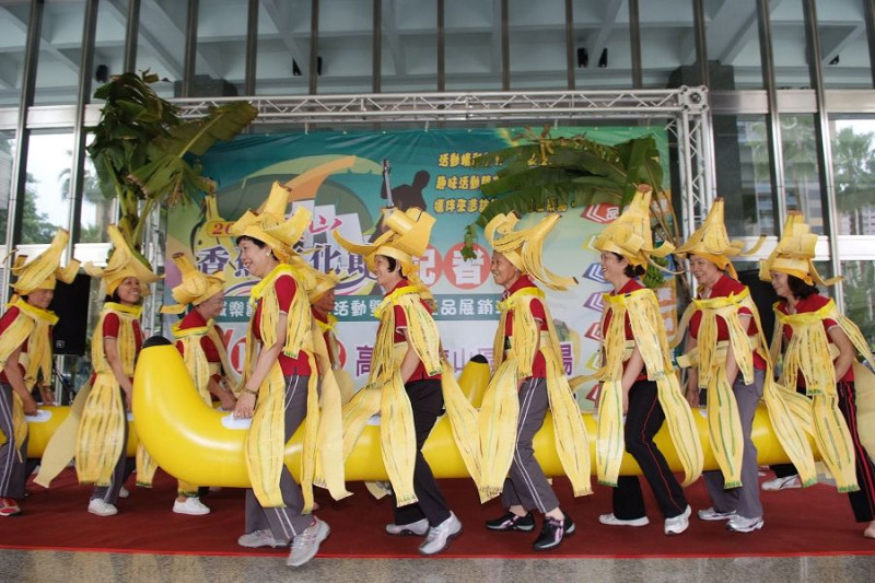 旗山香蕉文化節今天在南興社區婆婆媽媽表演香蕉船舞蹈伴隨下揭幕。圖片來源：高雄市政府提供。   