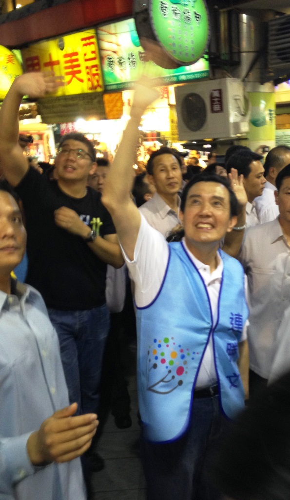 總統兼國民黨主席馬英九和副主席郝龍斌前晚陪同黨內台北市長候選人連勝文在西門町掃街拜票。圖：新頭殼資料照片。   