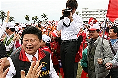 花蓮縣長傅崐萁（前左）23日在花蓮市美崙田徑場舉辦「自由貿易港，台灣東大門」說明會中宣布競選連任，並表示將在24日向國民黨部遞交恢復黨籍申請書。圖：中央社   