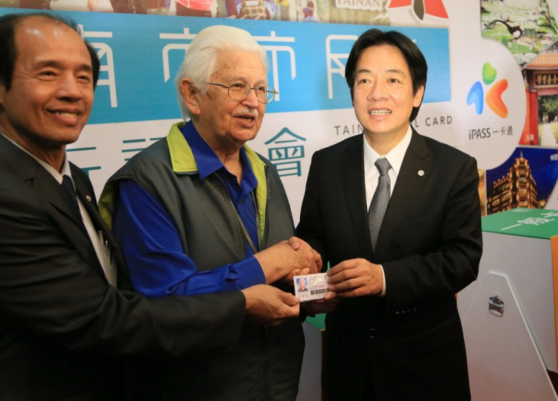 台南市長賴清德（右）將首張台南市市民卡發給無私奉獻台灣社福工作的甘惠忠神父（中）。圖：黃博郎/攝   