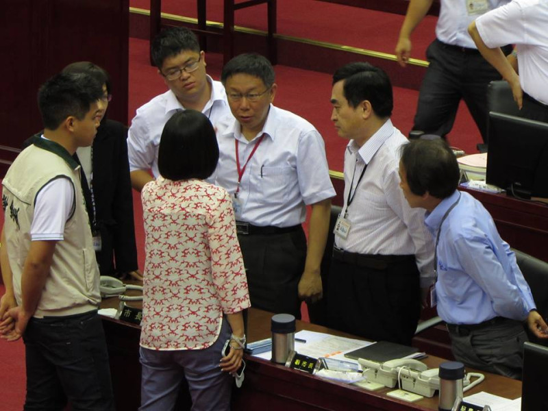 台北市議會不滿悠遊卡公司日前稱有議員私下索取波卡，要求市府公布卡片流向，圖為台北市長柯文哲在議場休息時和議員討論此事。圖：新頭殼資料照片   