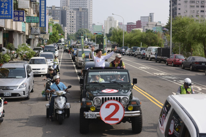 民進黨台中市長候選人林佳龍27日在抽籤完後，隨即展開車隊掃街。圖：林佳龍競選辦公室提供   