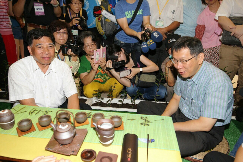 台北市長柯文哲4日南下南投出席2015南投世界茶業博覽會。圖：台北市政府提供   