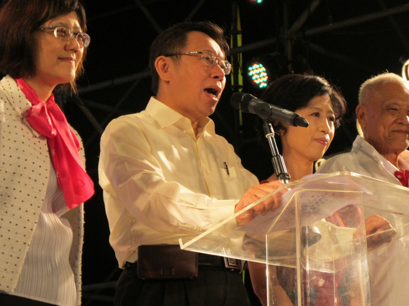 無黨籍台北市長候選人柯文哲28日晚間呼籲台北市民一起推倒高牆。圖：林朝億/攝影   