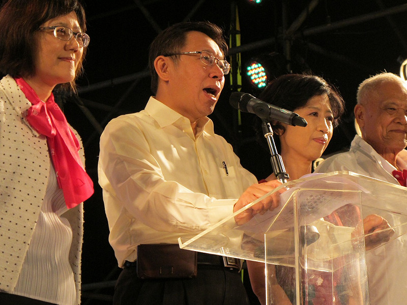 無黨籍台北市長候選人柯文哲28日晚間呼籲台北市民一起推倒高牆。圖：林朝億/攝影   