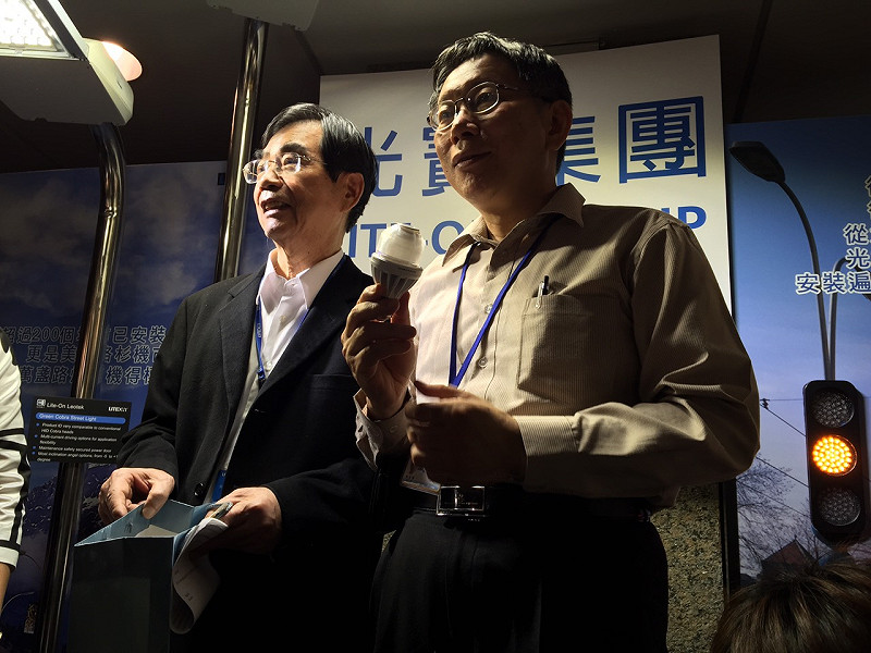 光寶科技公司送給柯文哲一個雙色LED燈泡。圖：劉奕霆/攝&nbsp;&nbsp;&nbsp;
