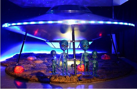 外星人、UFO話題不斷，高雄科工館展出「外星人探索」揭開外星人神秘面紗。圖片來源：科工館提供。   