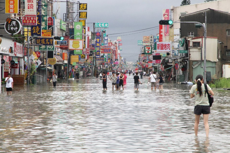昨晚到今天的大雨，在台南部份地區釀成淹水災情。圖片來源：賴清德臉書。   